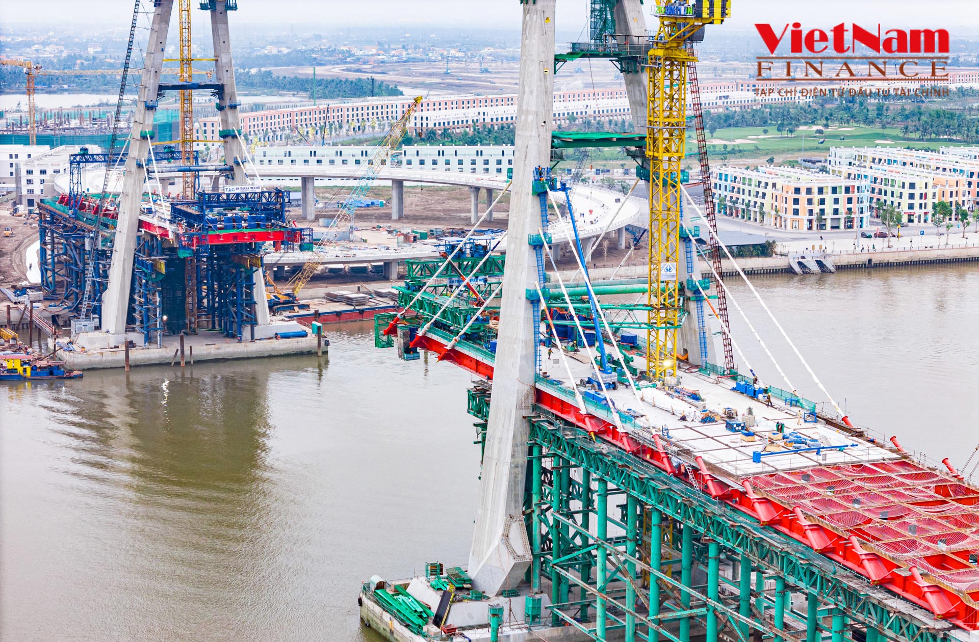 Tại công trường thi công cầu Hoàng Gia, lực lượng thi công của nhà thầu đang thi công với cường độ cao để thực hiện đúng tiến độ. Để thi công cầu Hoàng Gia, nhà thầu đã huy động một lượng lớn nhân lực và các trang thiết bị thi công công trình.