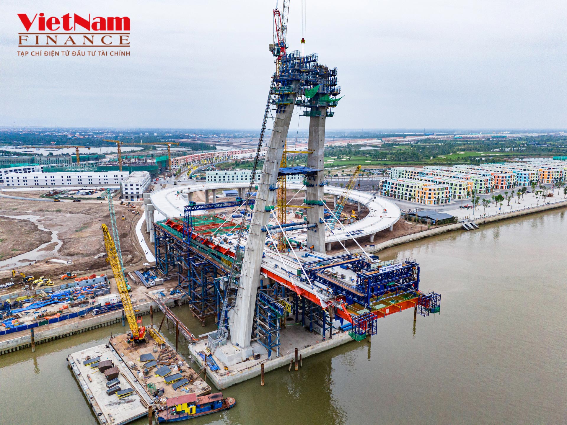 Cầu Hoàng Gia về phía đảo tỷ phú Vinhomes Royal Island.