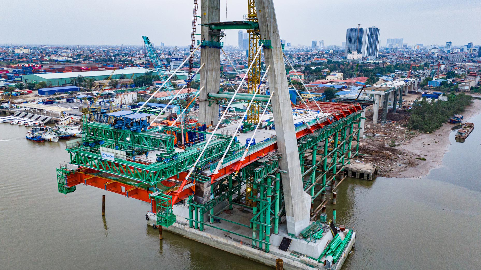 Từ trên cao nhìn xuống cầu Hoàng Gia và hạ tầng xung quanh cầu.